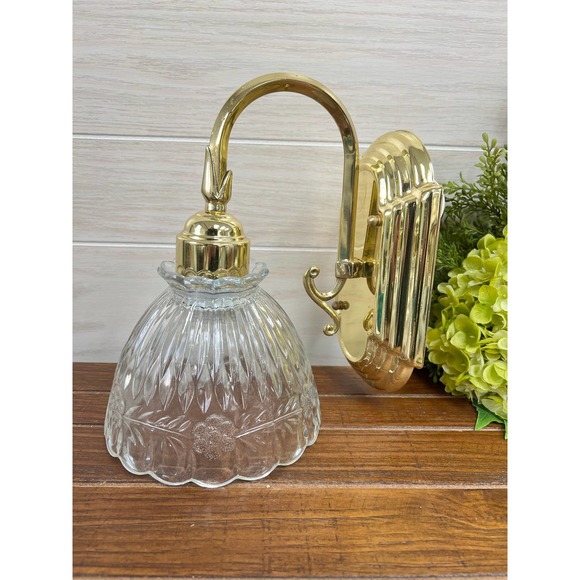 Vintage Brass Hollywood Wall Sconce Light with Scalloped Glass Shade - Picture 2 of 10